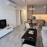 Towarowa Clock Apartment, Free Parking, Air-conditioning, Self Check-in 24h * Poznaň
