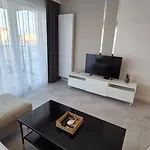 Towarowa Clock Apartment, Free Parking, Air-conditioning, Self Check-in 24h Apartmán Poznaň
