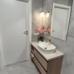 Towarowa Clock Apartment, Free Parking, Air-conditioning, Self Check-in 24h * Poznaň