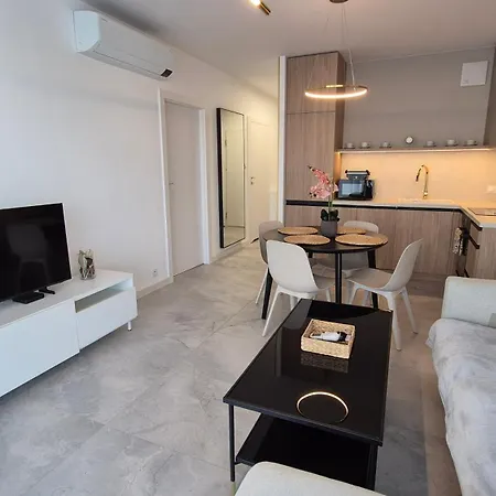 Towarowa Clock Apartment, Free Parking, Air-conditioning, Self Check-in 24h * 포즈난