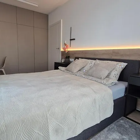 Towarowa Clock Apartment, Free Parking, Air-conditioning, Self Check-in 24h Апартаменти *