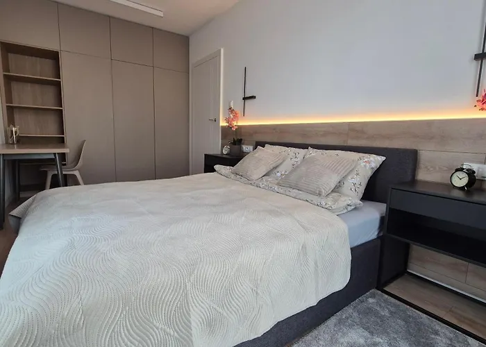 Towarowa Clock Apartment, Free Parking, Air-conditioning, Self Check-in 24h Апартаменти *